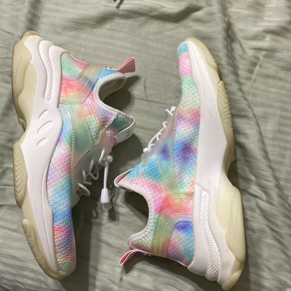 STEVE MADDEN WOMEN SNEAKERS. SIZE 7.